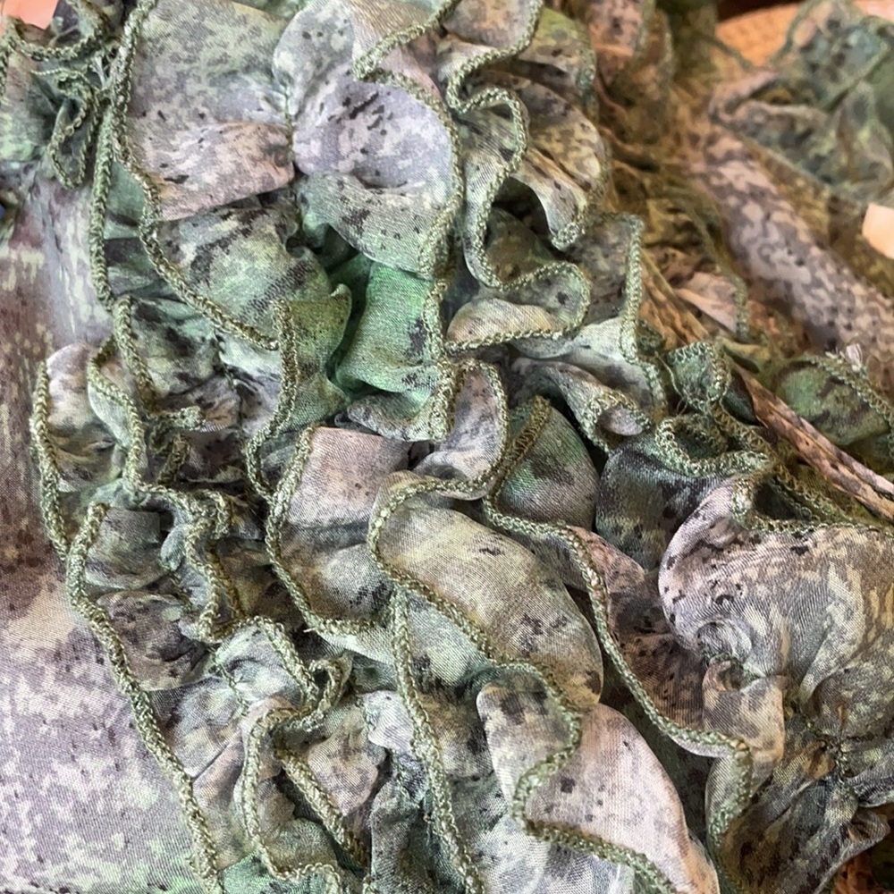 NWOT WOMEN’S RUFFLED sleeveless BLOUSE green snakeskin pattern neck tie L - Picture 12 of 16